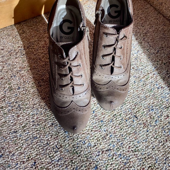 NWOT Brown Oxford Pumps by Guess size 6 Lace up Heel Work Party Classy - Picture 3 of 9